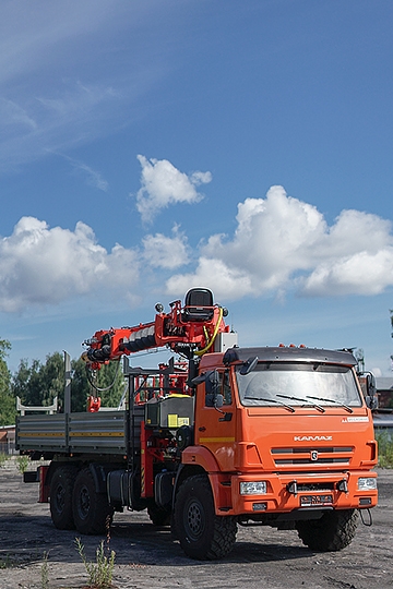 Манипулятор Kanglim KS2056 на шасси КАМАЗ 43118 с буром