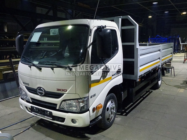 Бортовой автомобиль Hino 300 со стальным бортом Бортовой автомобиль Hino 300 со стальным бортом